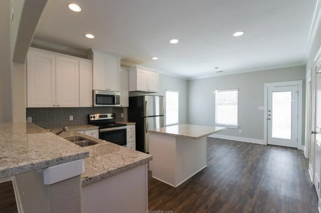 Building Photo - 124 Waverly Dr