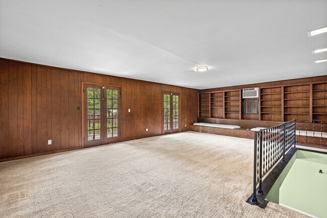 Building Photo - 326 S Barbara St