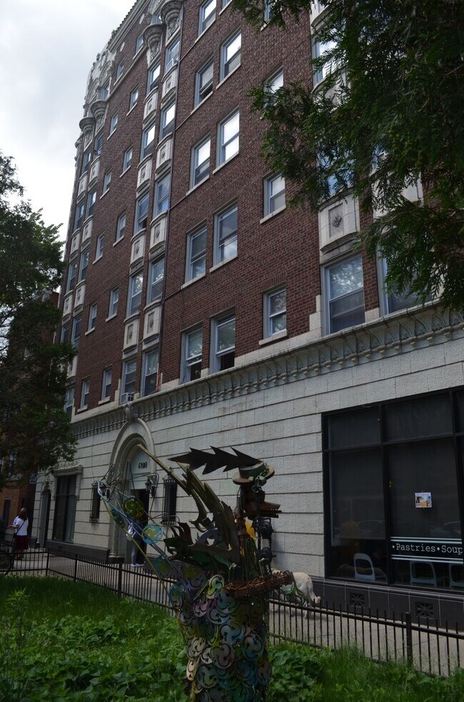 Interior Photo - 6930 N Greenview Ave