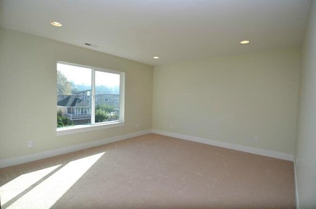 Building Photo - Spacious 5-Bedroom Home for Rent in the Maple Leaf Community