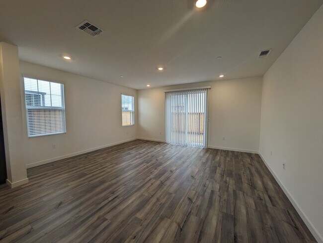 Building Photo - 2468 Lake Club Dr