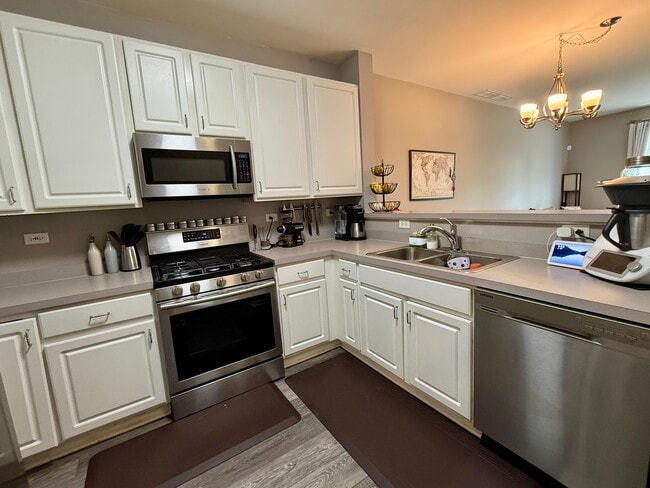 Building Photo - 2427 Golf Ridge Cir
