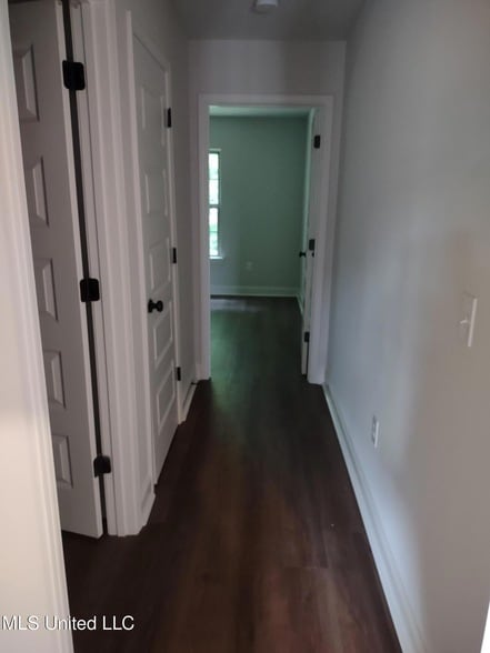 Building Photo - 1007 Silver Cir