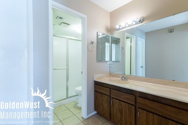 Building Photo - Spacious 2Bdm 2Ba Condo at LakeBrook Villas