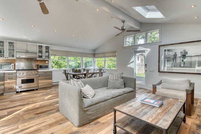 Building Photo - 21 Mako Ln