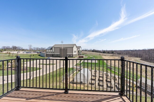 Building Photo - Spacious 1-Bedroom/1.5-Bath, End/Corner un...