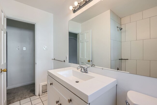 Building Photo - **Bright and Spacious 2-Bedroom Home in the Heart of Denver!!**