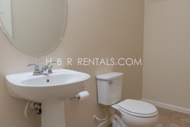 Building Photo - South Tracy 4-Bed Home with First-Floor Bedroom