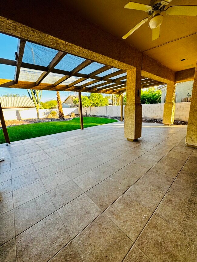 Building Photo - FOR RENT