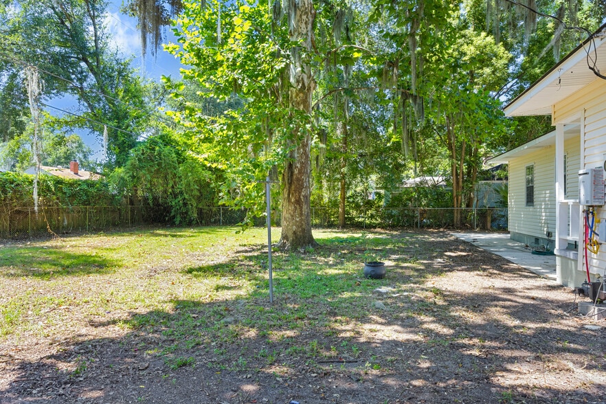 Building Photo - 2105 S Fernwood Dr