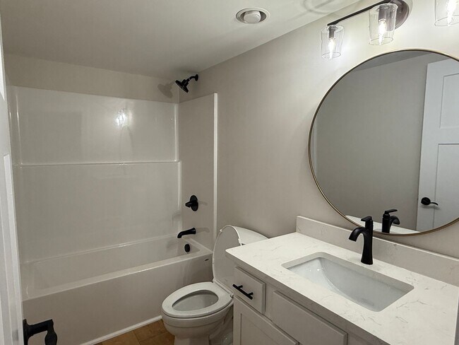 Building Photo - Short term Rental Home!