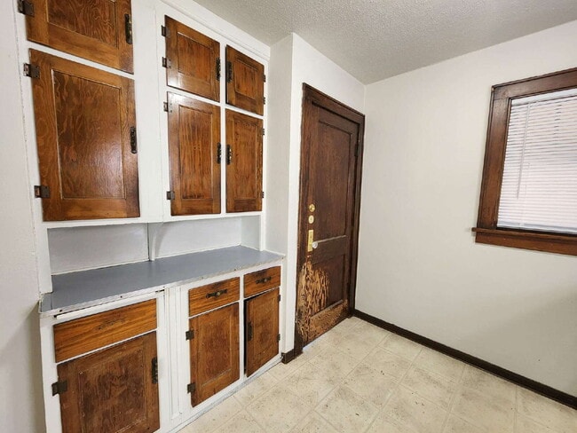 Building Photo - 2 Bedroom Lower Heat & Water Included