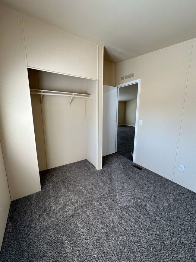 Building Photo - 3 Bedroom 2 Bath Home Available Now