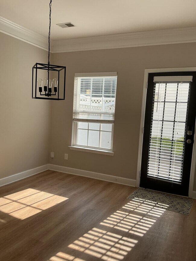 Building Photo - Beautiful 3 Bedroom, 2.5 Bath Townhouse in...