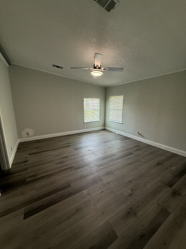 Building Photo - "Charming 3-Bed, 2-Bath Mobile Home Retrea...