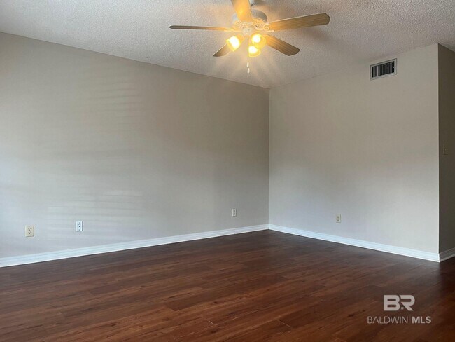 Building Photo - 600 Cheshire Ln