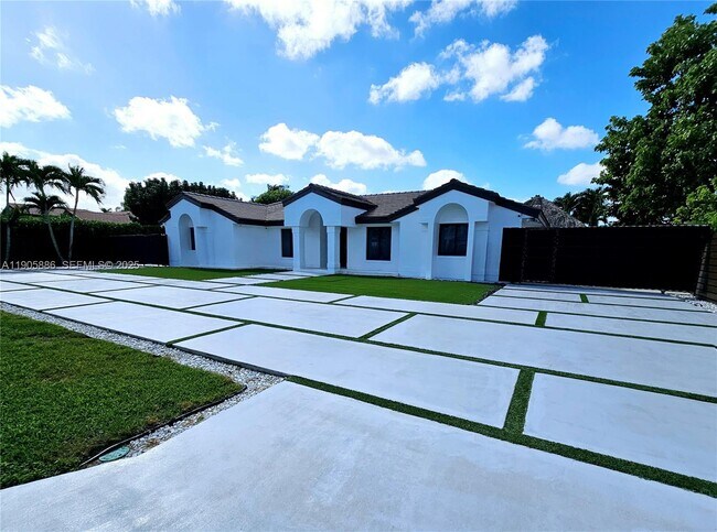 Building Photo - 16138 SW 154th Ct