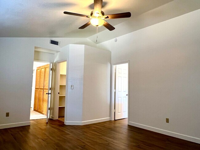 Building Photo - 1342 Kingswood Dr