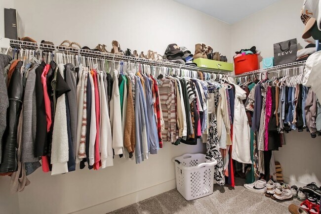 Building Photo - 647 Sire Ave