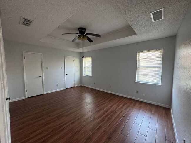 Building Photo - 807 Bass Cir