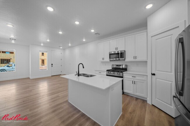 Building Photo - 3 Bedroom Townhome in Desert Color