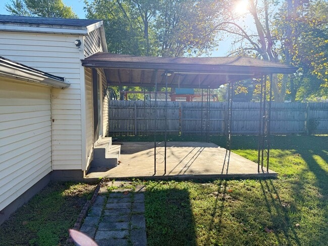 Building Photo - 1611 Sweetser Ave