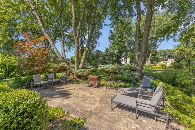 Building Photo - 10S160 Alma Ln