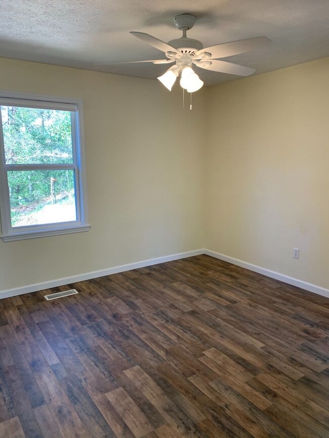 Building Photo - Bayless Street Downtown One Bedroom