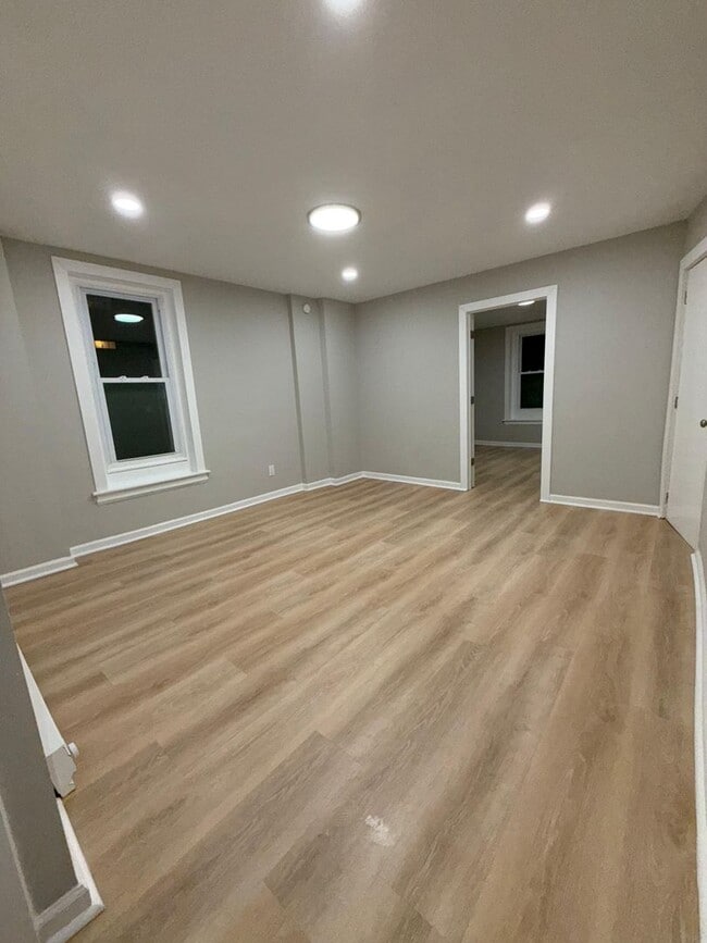 Building Photo - 1142 Spring Garden St