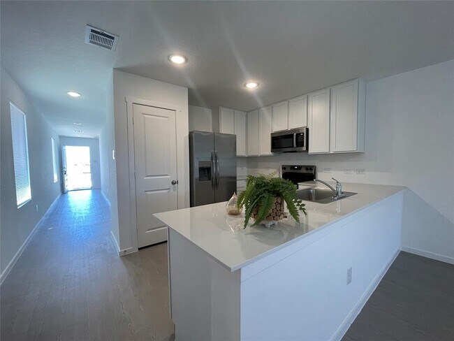 Building Photo - 202 Pastar Fls