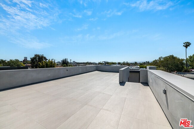 Building Photo - 415 N Martel Ave