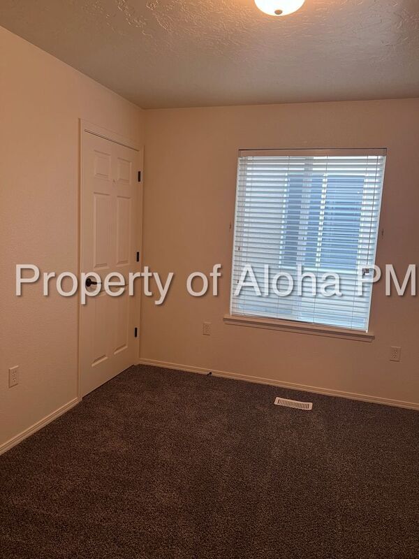 Building Photo - 1055 W Pine Ave