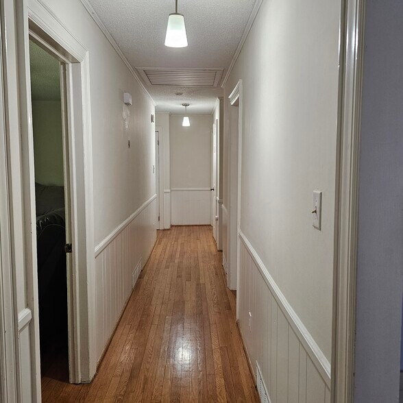 Building Photo - 548 Greenway Dr