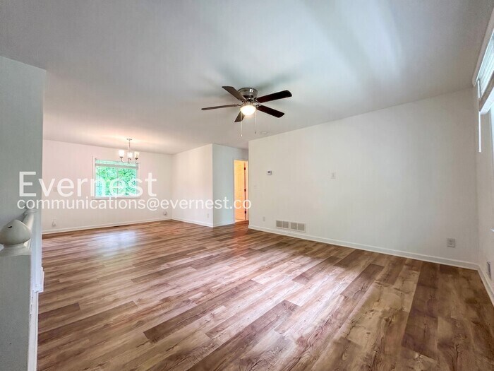 Building Photo - 323 N Briar Ridge