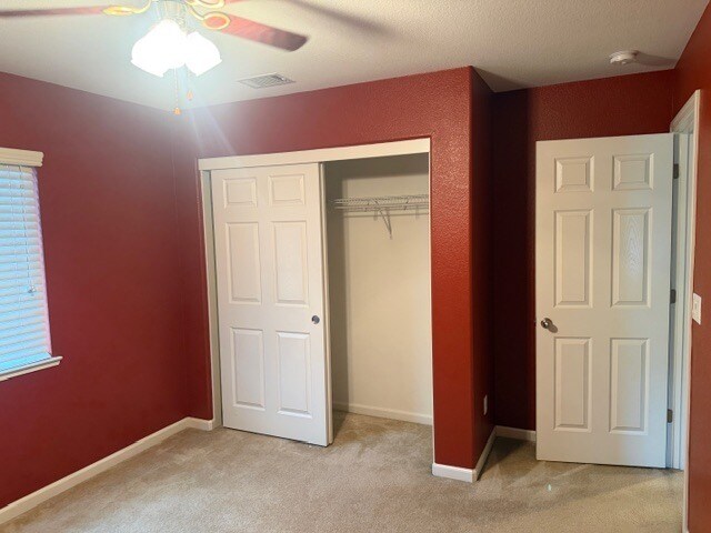 Building Photo - 4 bedroom 2.5 baths: formal living/dining