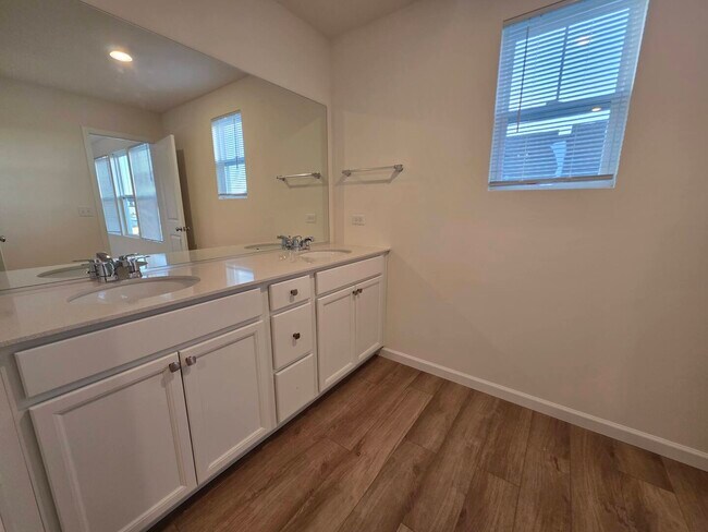 Building Photo - 5915 Hawkweed Dr