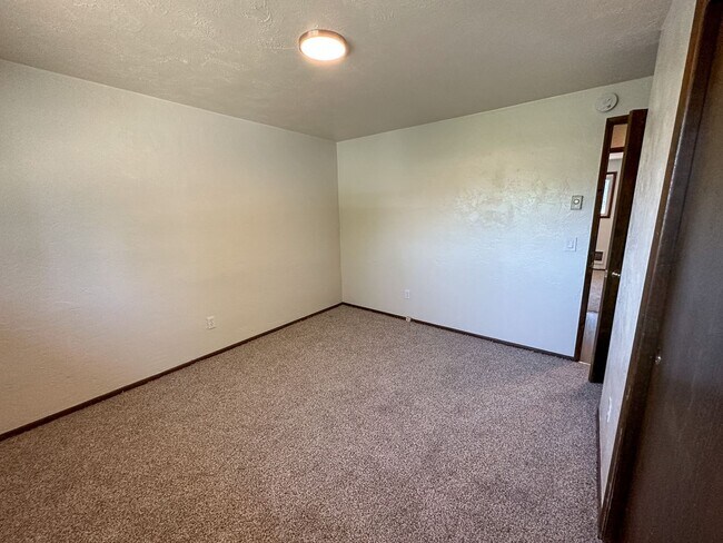 Building Photo - EVERGREEN1574-1594