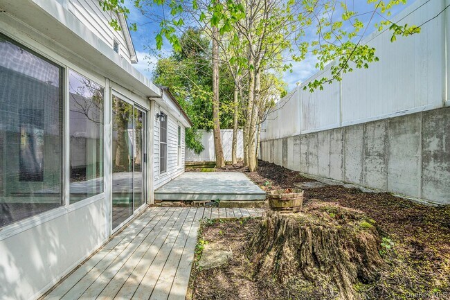 Building Photo - 93 Maple Rd