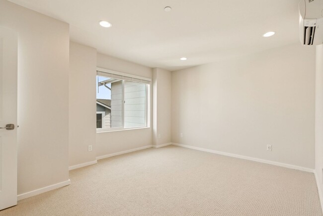 Building Photo - 4 Bedroom 3 Bath Stunning Brand New Town H...