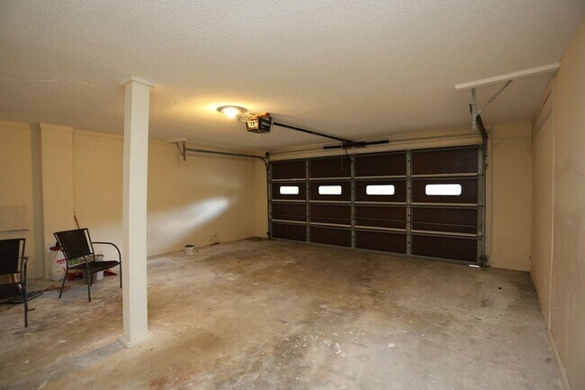 Building Photo - 2 Bedroom near Country Club