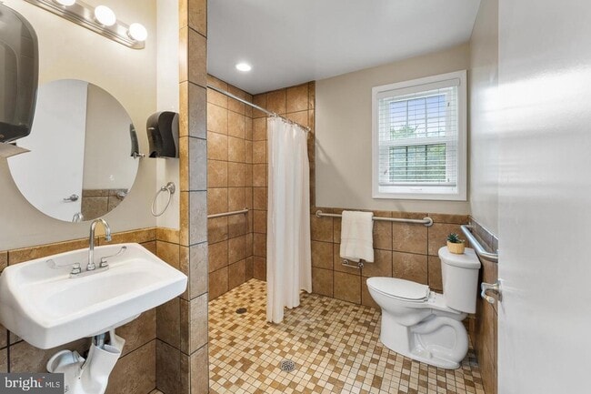 Building Photo - 9201 Rosemont Dr