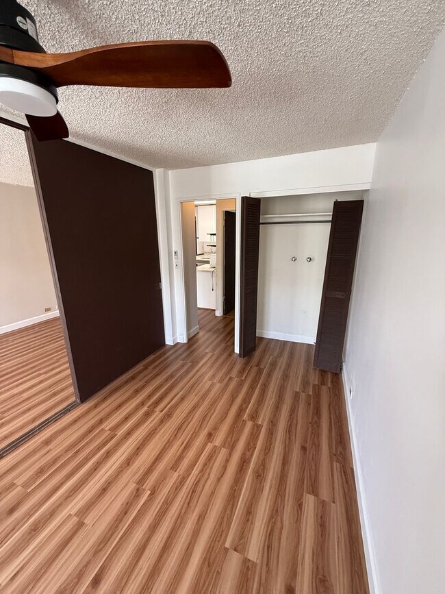 Building Photo - 1 Bedroom / 1 Bathroom / 1 Parking – Recently Renovated