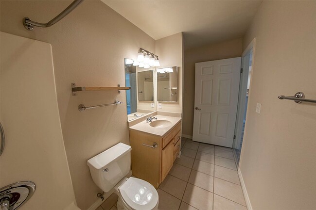Building Photo - Mission Valley-Beautifully Updated Condo-N...