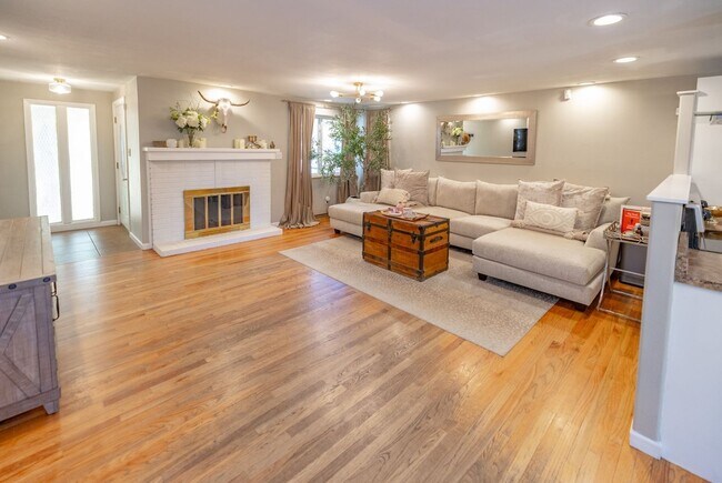 Building Photo - Amazing 3 bed/3 bath rental.  New Flooring!!  Solar Panels!!