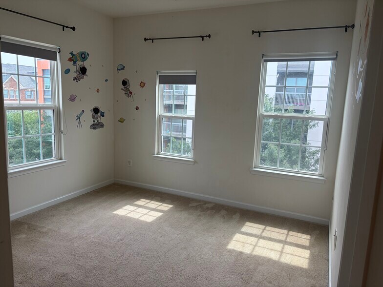 Building Photo - 3190 Yeager Dr
