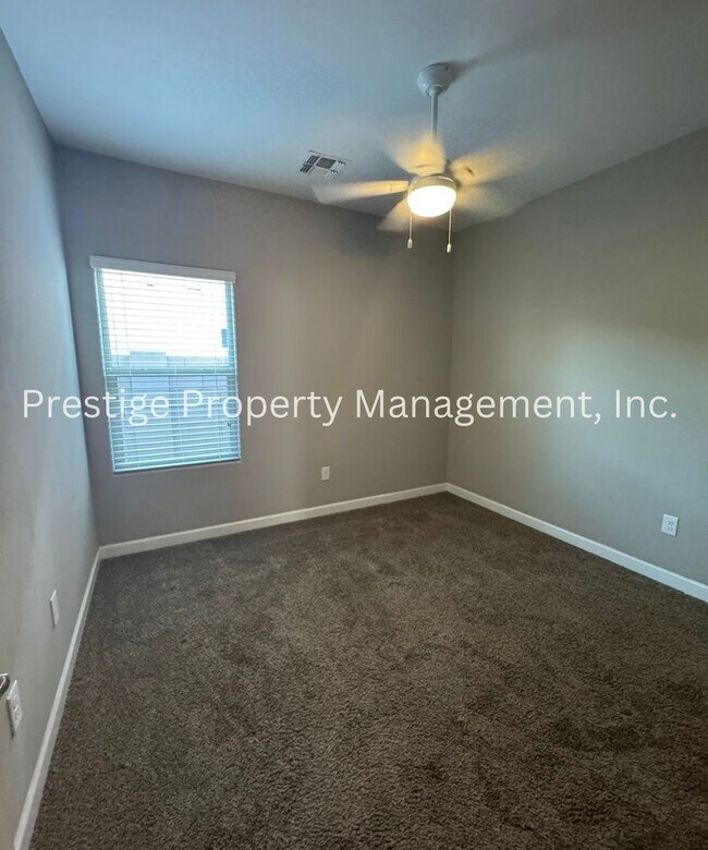Building Photo - Spacious 4+Den/3 Northwest Home!
