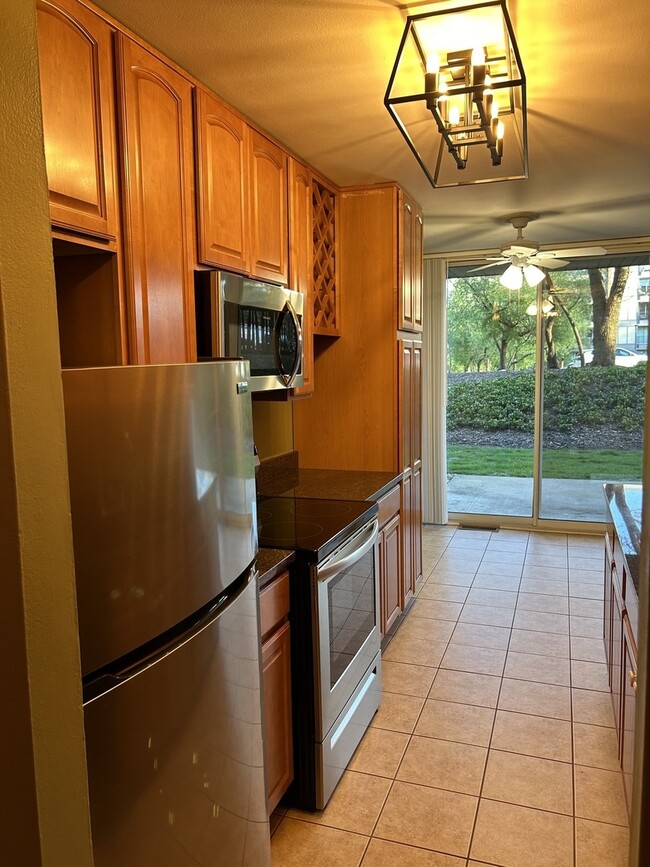 Building Photo - 6000 Oakwood Dr
