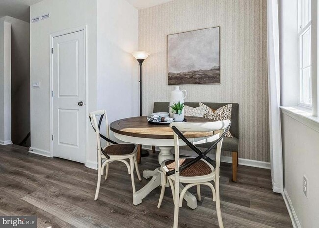 Building Photo - 8214 Alexander Court