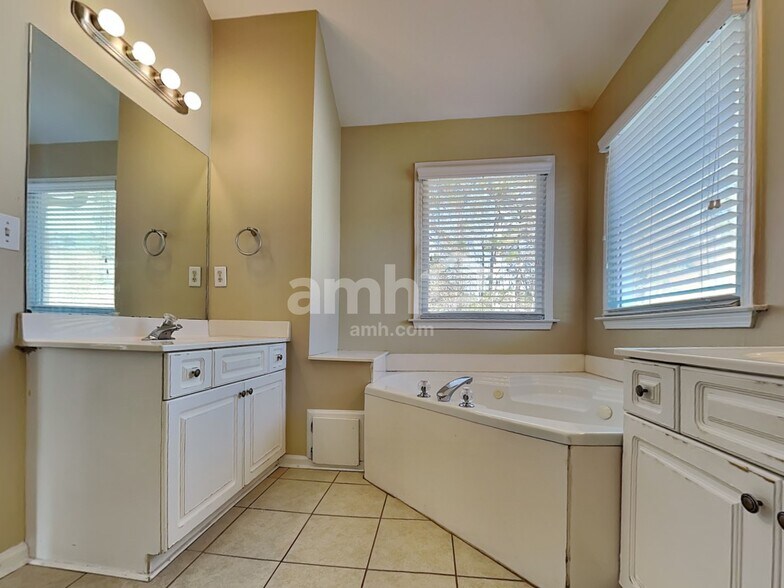 Building Photo - 3305 Maple Terrace Dr