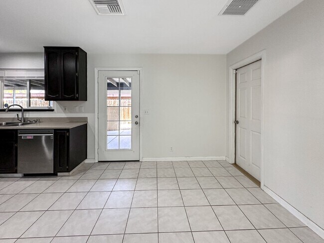 Building Photo - 1240 W Mariposa Ave